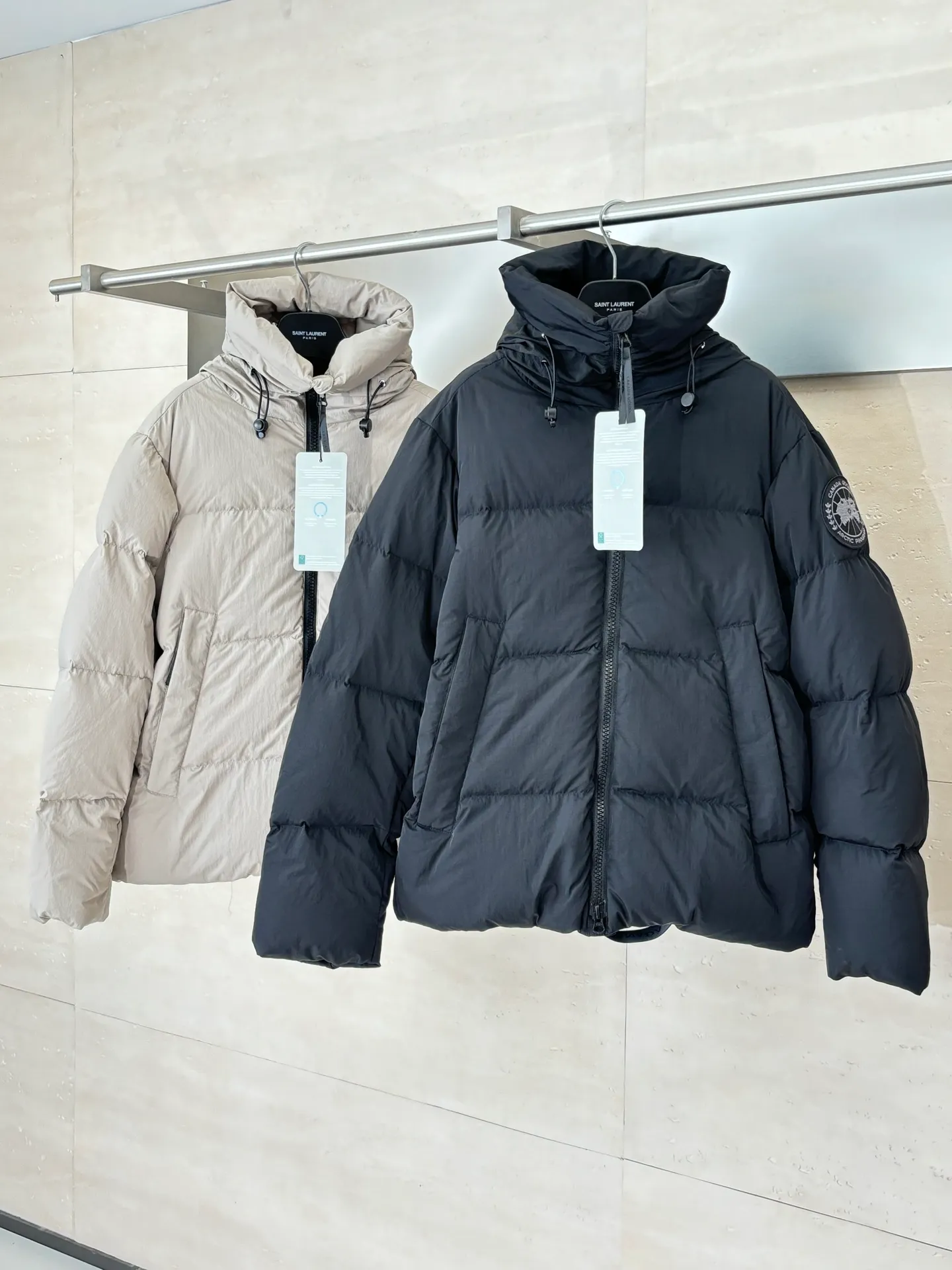 P1010 Canada Goos*/Big Goose Rubber Label Matte Down Jacket The fabric is made of high-quality protective nylon fabric, 90 national standard high-quality white duck down: selected high-fill power velvet, light and warm, with excellent temperature locking performance and good resilience. Three-dimensional quilting technology and precision thread reinforcement prevent lint from being drilled and ensure that the fluffy and resilient elasticity lasts like new.  Size：S/M/L/XL